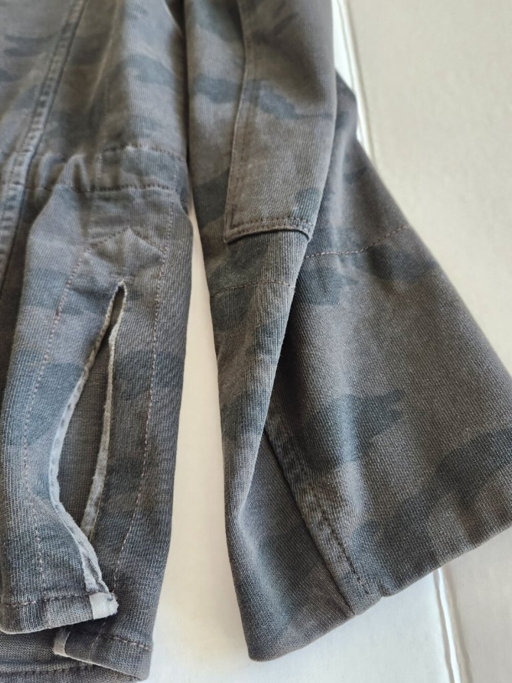 New James Perse utility military style jacket camo print size 2 Medium NWT - Picture 5 of 11